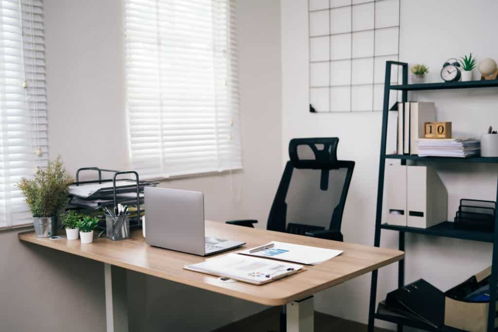 Ordnung auf dem Schreibtisch im Homeoffice